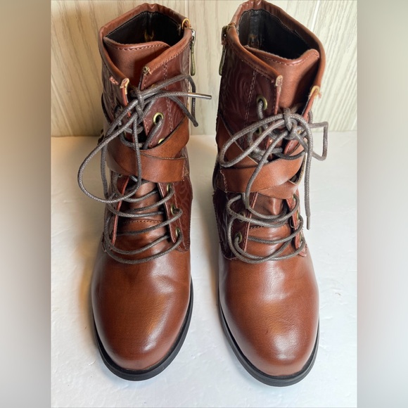 NEW ! Ladies size 6.5 Torrid Rose Embossed Combat Boots - Brown Faux Leather - Picture 2 of 16